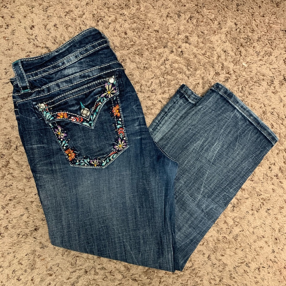 Colorful Miss Me Medium Wash Capris size 32